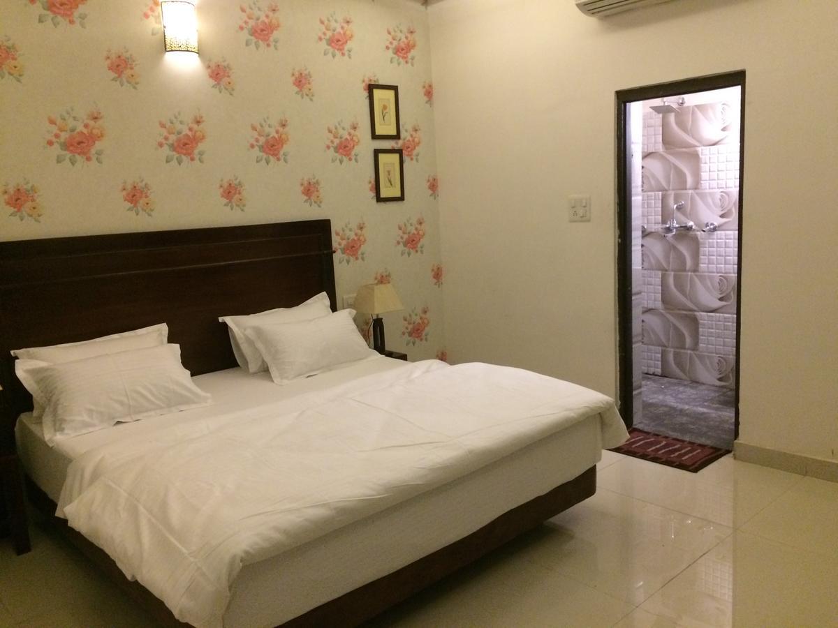 White Tulips Home Stay Dźajpur Zewnętrze zdjęcie